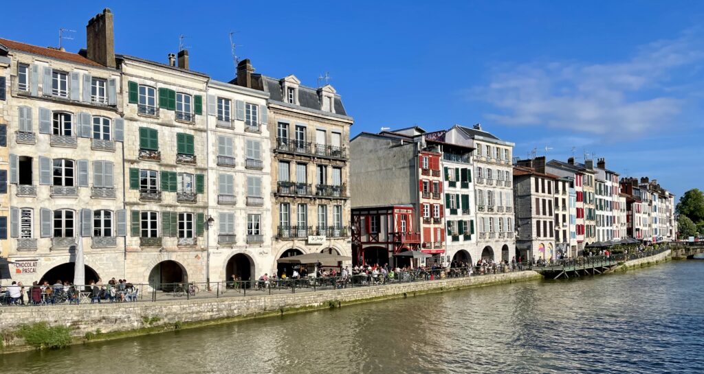 Plusieurs façades de maison avec un fleuve qui passe devant