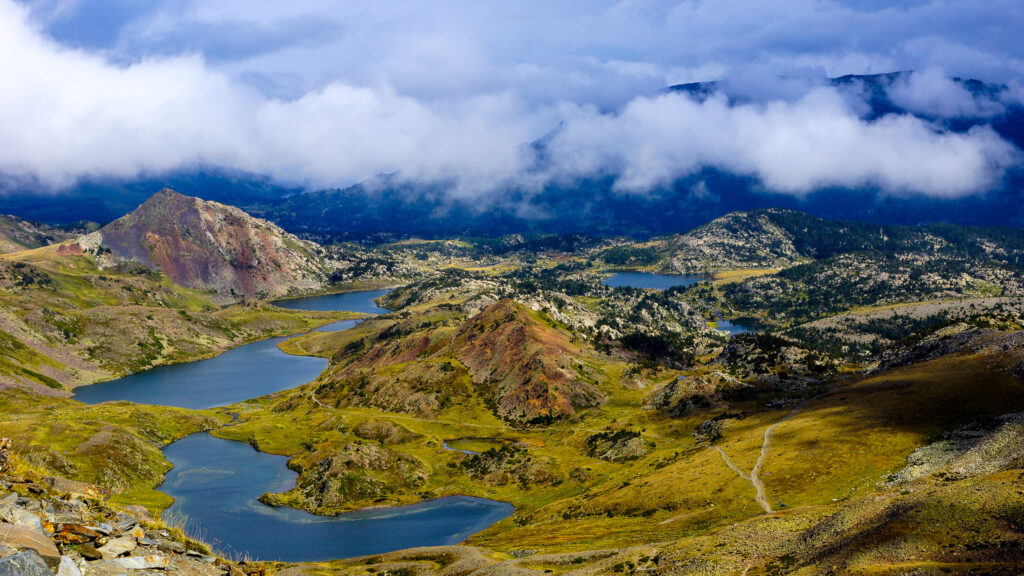 Une belle photo de montagne prise d'en haut avec des lacs