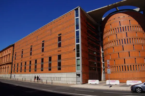Façade de la crypte grand sud insolite